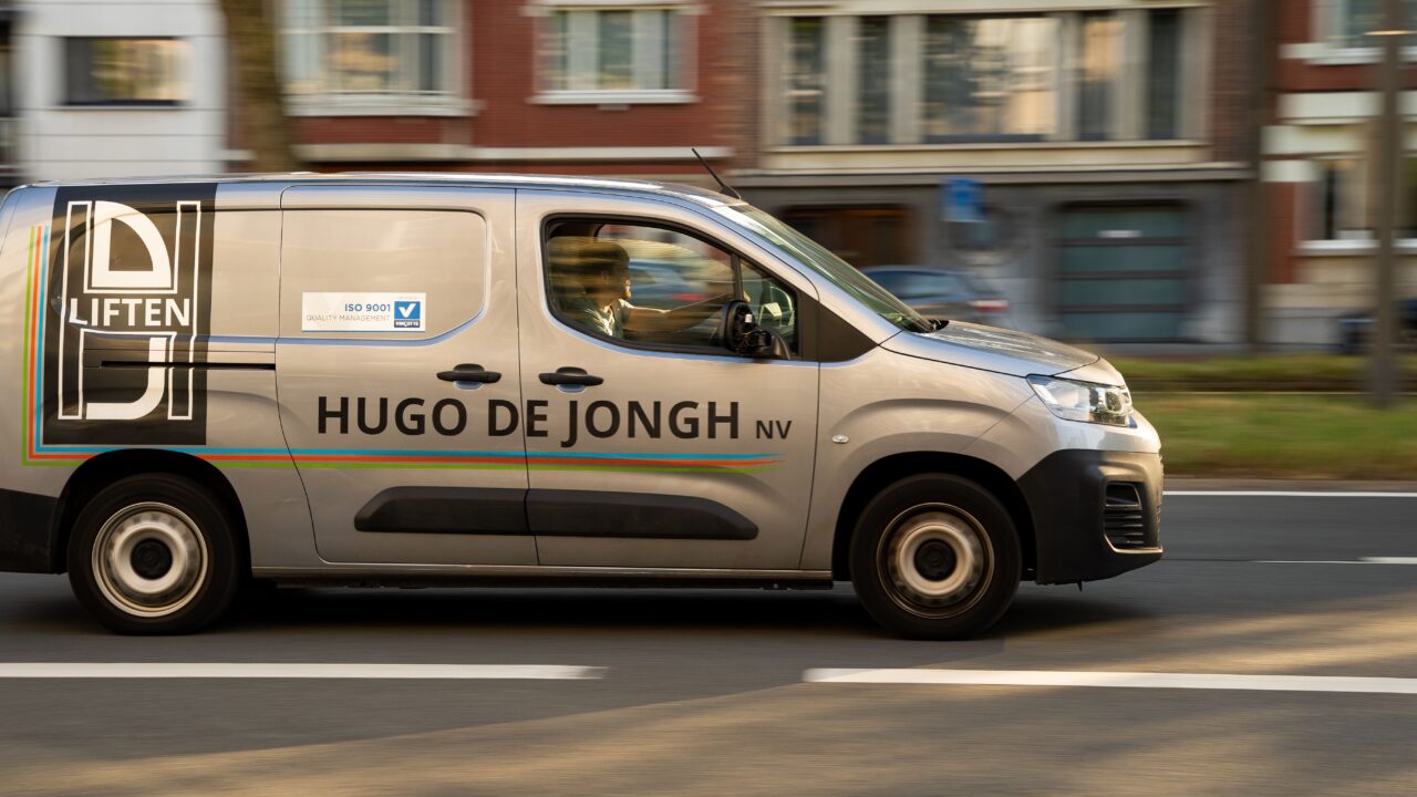 Welke informatie mag niet ontbreken bij auto beletteren?