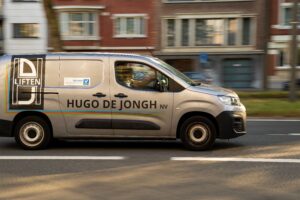 Welke informatie mag niet ontbreken bij auto beletteren?
