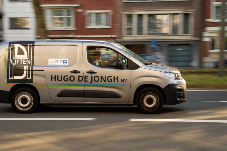 Welke informatie mag niet ontbreken bij auto beletteren?